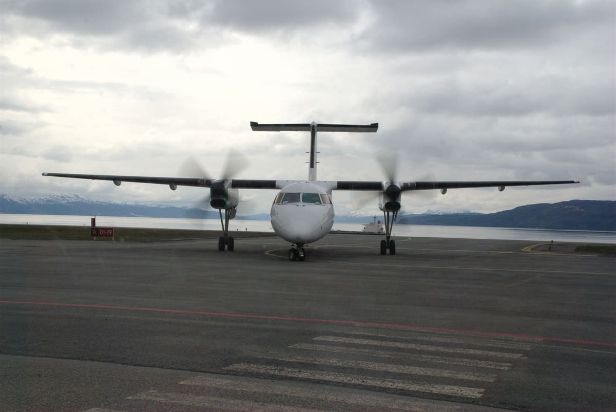 Dash 8 med propellene i gang på forplassen i Narvik