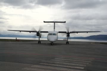 Dash 8 med propellene i gang på forplassen i Narvik