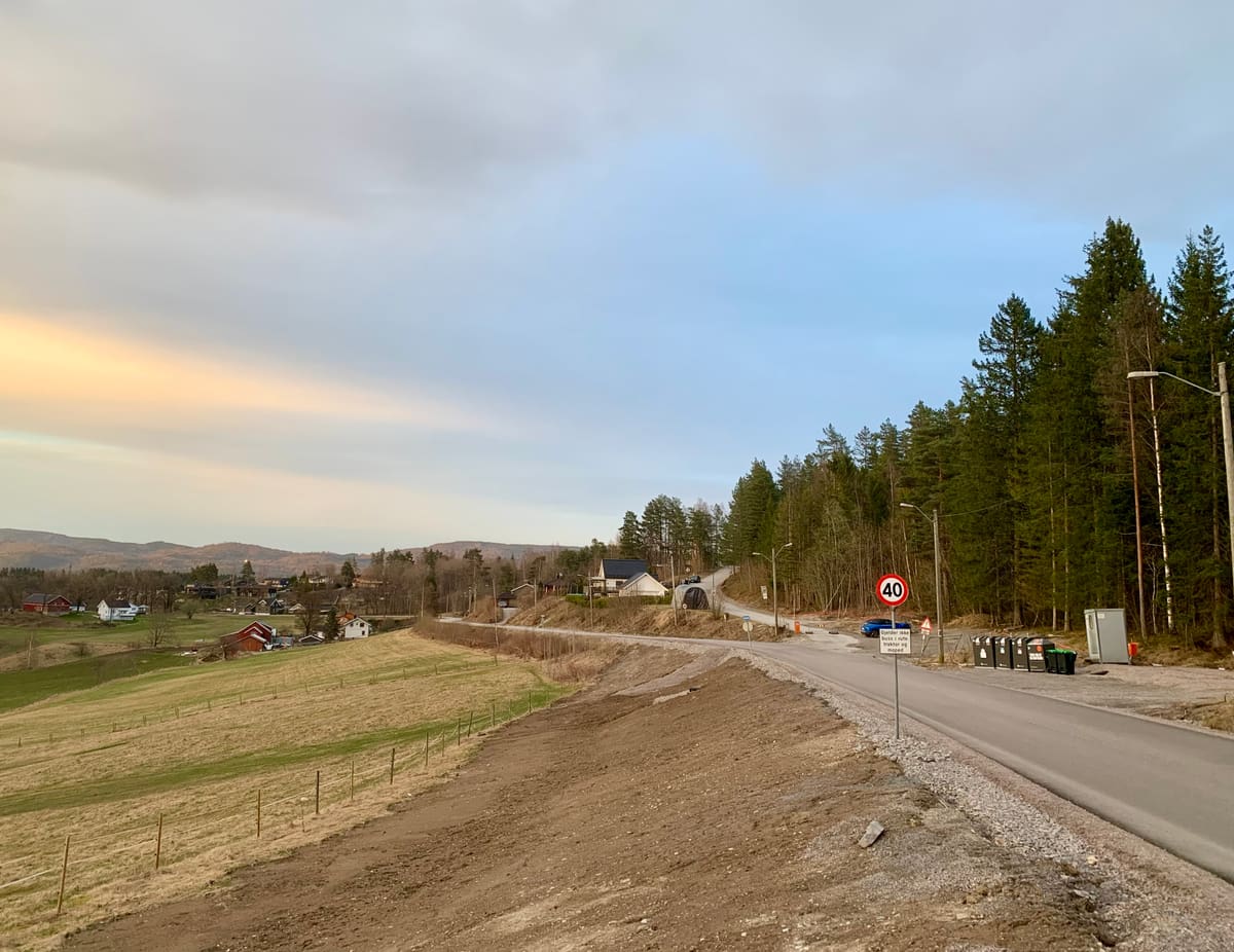 Veien forbi jordene ved Geiteryggen i kveldssol