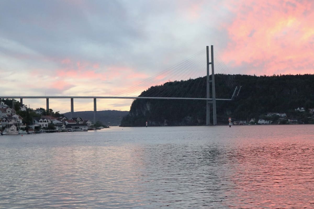 Grenlandsbrua over Frierfjorden mot en rosa kveldshimmel