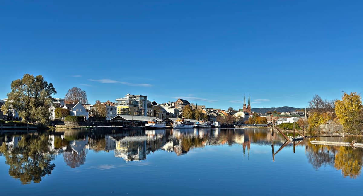Hjellevannet med båter ved kaia og Skien kirke bak