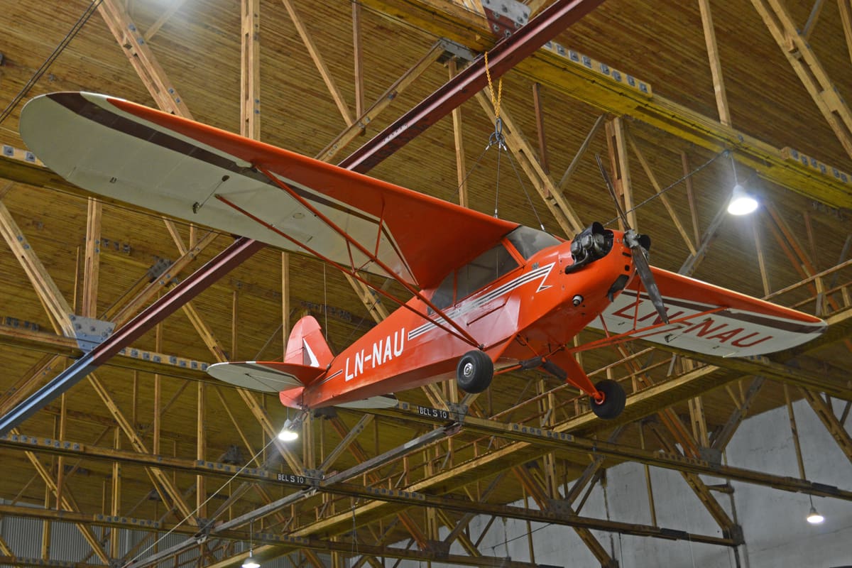Piper Cub LN-NAU hengende under taket på museet på Sola
